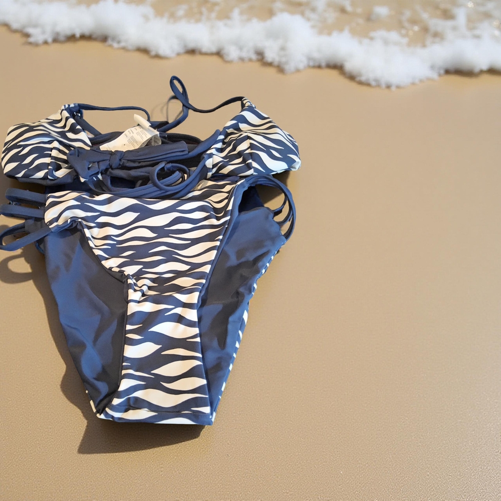 1 NWOT 2 piece Size XS Cupshe Blue and White Bikini with Ties Front